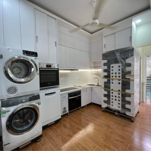 Tủ bếp gỗ công nghiệp đụng trần 