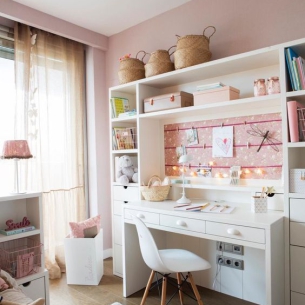 Góc bàn học tập của bé