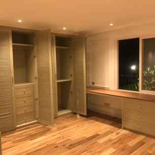 Mẫu tủ quần áo kết hợp cánh lá sách kèm theo bàn làm việc