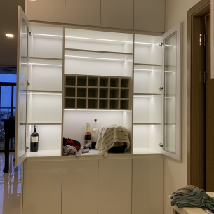 Tủ trang trí cánh Acrylic bóng