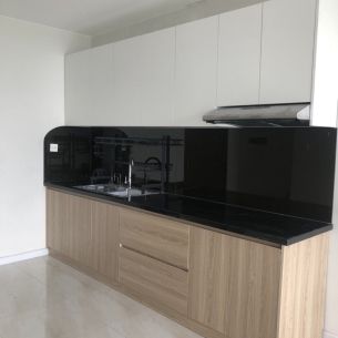 Mẫu tủ bếp thẳng chữ I đơn giản đầy đủ tính năng.